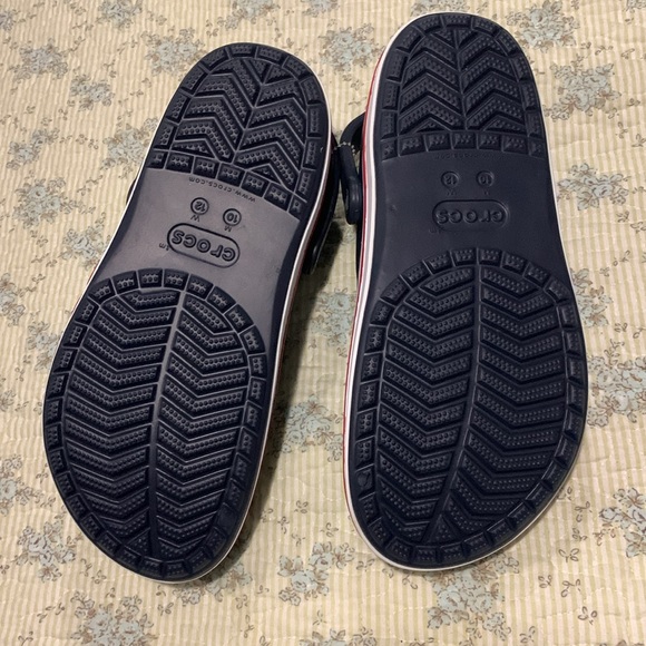 Crocs Men’s Size 10 NEW Navy Blue White Red Crocs on side Sporty & Comfortable - Picture 3 of 10